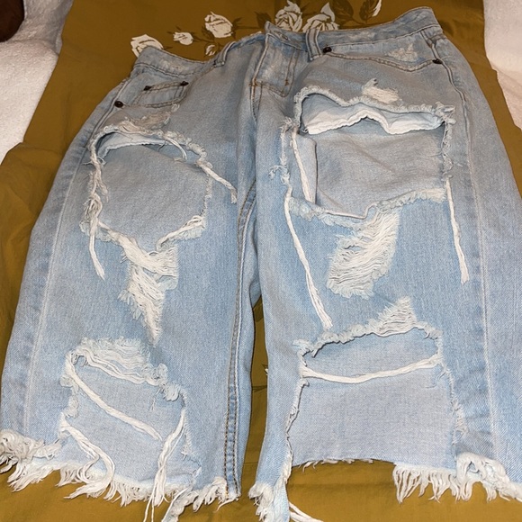 EUC- Signature 8 Destructed Bermuda Shorts SZ SM - Picture 2 of 5